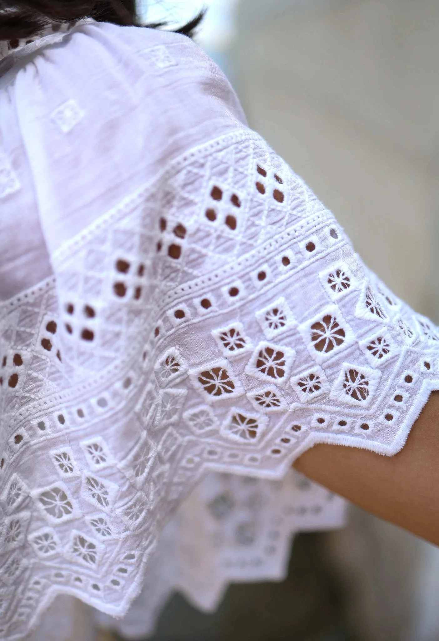 ON THE EDGE - THE VINTAGE EYELET EMBROIDERY SLEEVELESS SUMMER DRESS